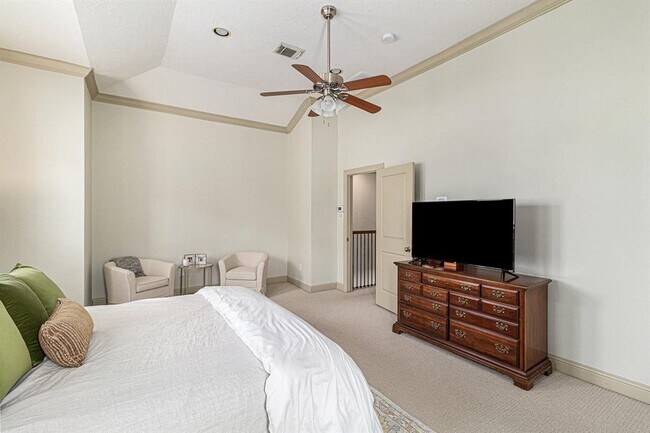 Building Photo - 1320 W 25th St