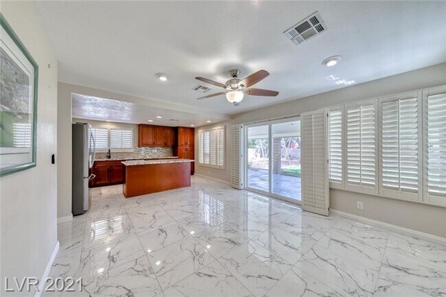Building Photo - Gorgeous 4 bedroom home with large corner ...