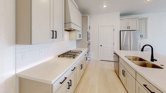 Building Photo - Stunning End Unit Townhome in Sunrise Ranch - Mapleton