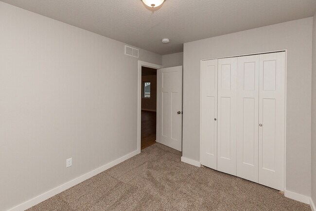 Building Photo - Updated 3 Bed 2 Bath Home