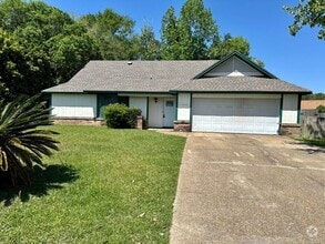 Building Photo - OCEAN SPRINGS SCHOOL DISTRICT - CUTE 3 BED...