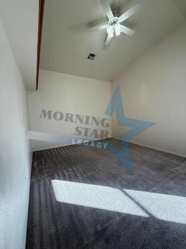 Building Photo - 4 bedroom, 4 bath house - Must see landscaping!