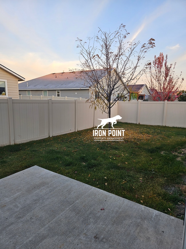 Building Photo - *$500 off your first months rent!* Move-in Ready Home w/new paint & flooring throughout, 2 car ga...