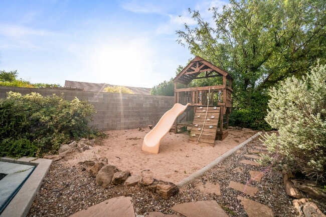 Building Photo - "Spacious 4-Bedroom, 4.5 Bathroom 4792 sq. ft. Retreat with Scenic Views and Cozy Fireplace in St...