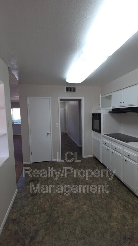 Building Photo - 27131 Pinehurst Rd