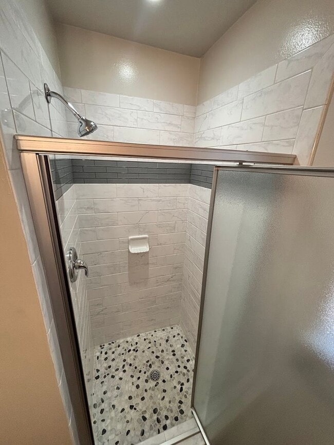 Building Photo - Modern 2 bedroom condo!