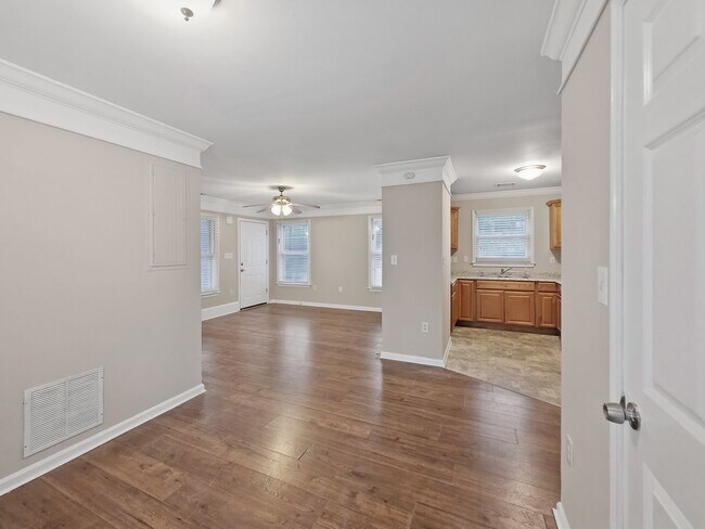 Building Photo - Fantastic 4 bedroom 2 bath home - Housing Vouchers Accepted