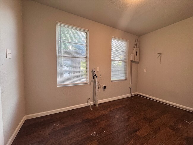 Building Photo - 504 N Thomason St