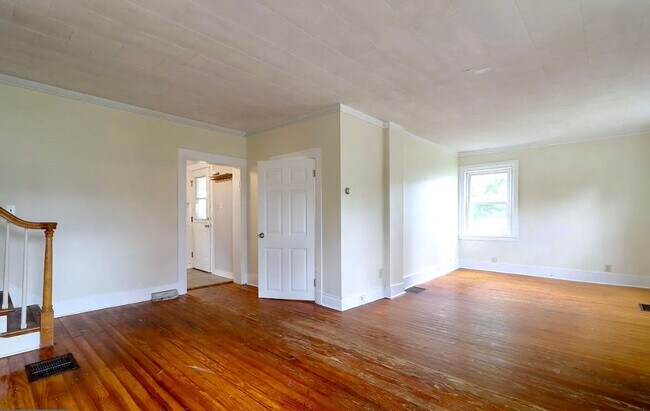 Building Photo - Charming 3-Bedroom Home with Office in How...