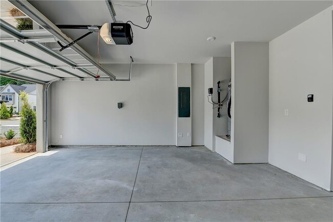 Building Photo - 204 Holsten Ln