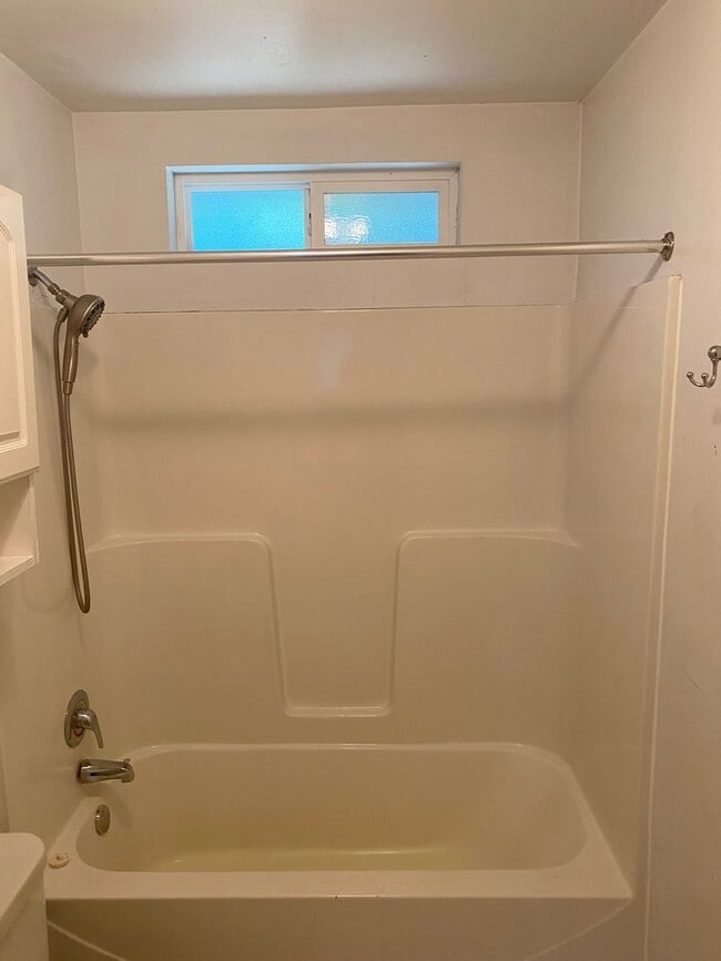 Building Photo - Recently updated - 4 Bedroom, 1 bath home ...