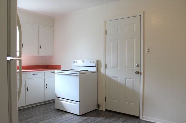 Kitchen - 1260 W Frey St