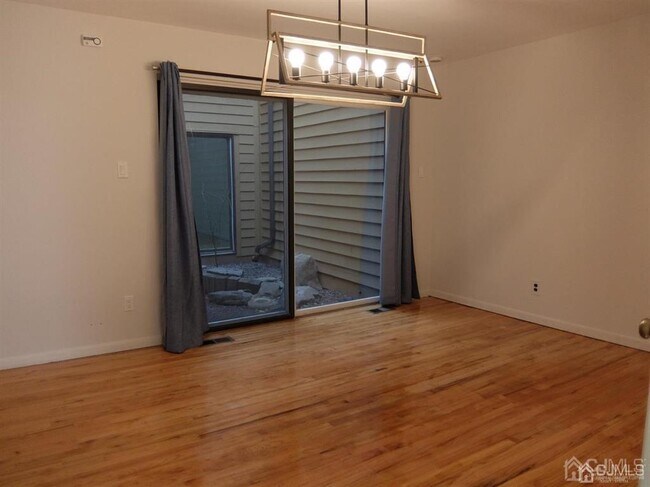 Building Photo - 35 Sayre Dr