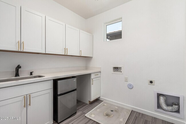 Building Photo - 7138 W Kent Dr