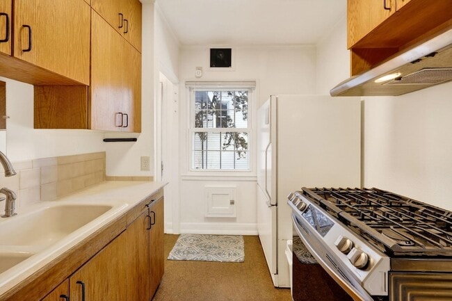 Building Photo - 514 W Lakeside St