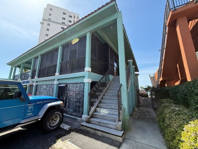 Building Photo - Pensacola Beach - 3 bedroom, 4 bathroom - 2nd and 3rd floor balconies with water view
