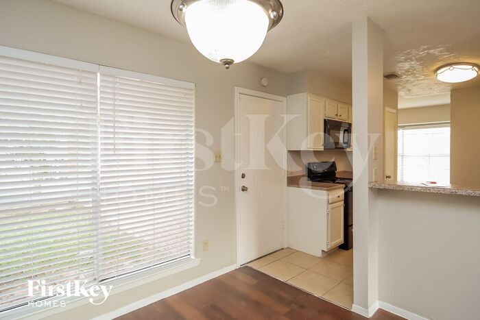 Building Photo - 2710 Village Ct