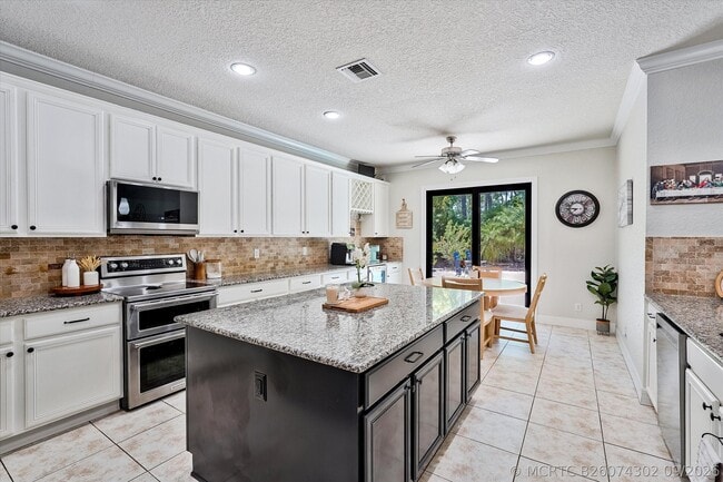 Building Photo - 4381 SW Gossamer Cir