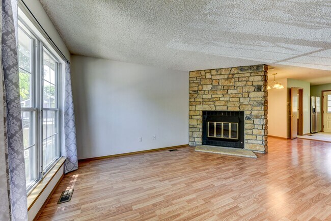 Building Photo - Beautiful 2 bed 2 bath townhome with carport in desirable Hearthwood Neighborhood With Pool!!