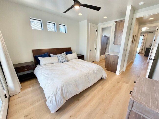 Building Photo - Beautiful Modern 5 Bedroom Home!! Furnished or Unfurnished option!!