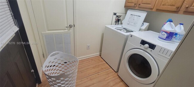 Building Photo - 320 Moss Hill Rd