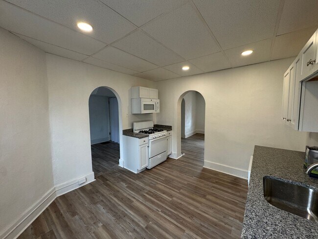 Building Photo - 211 Reifert St