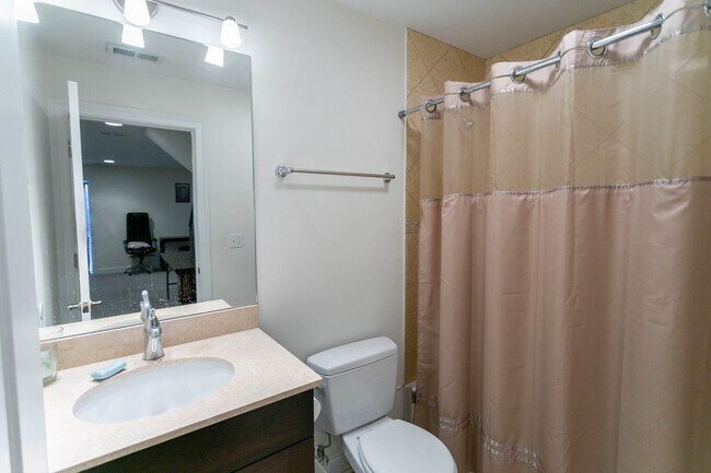 Building Photo - 1359 N Noble St