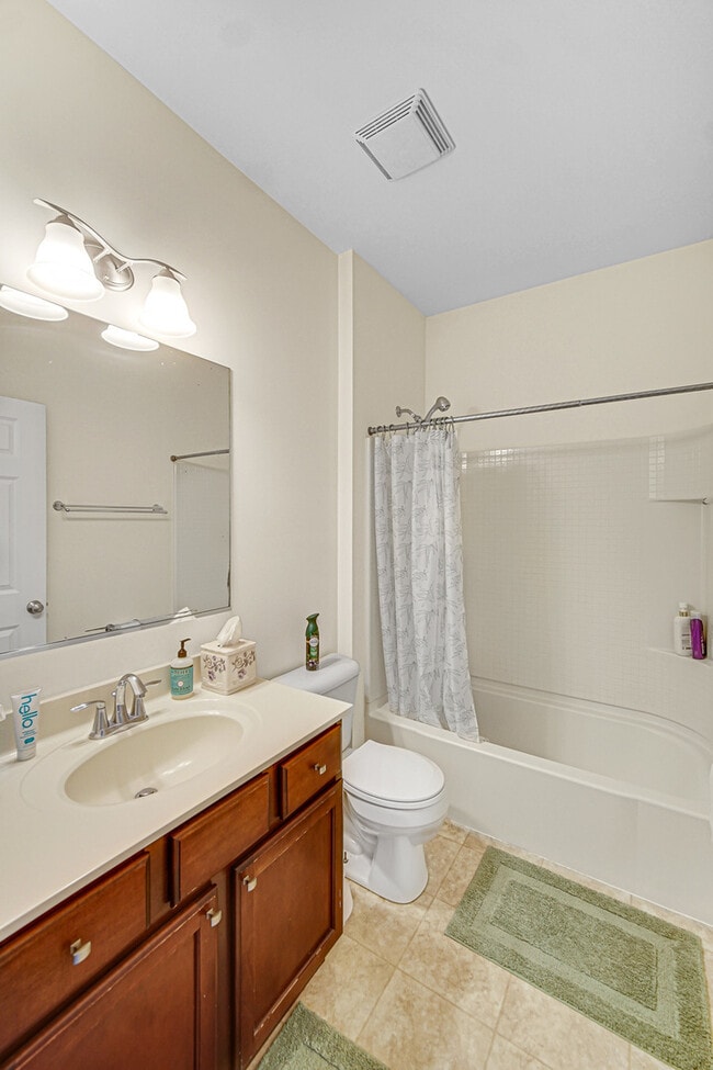 Building Photo - 2528 Dunraven Ave