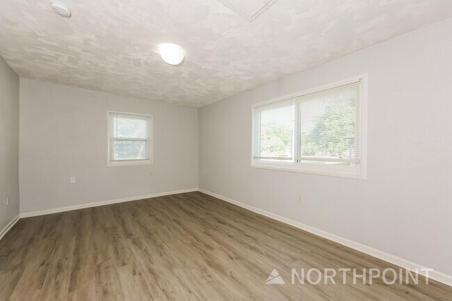 Building Photo - 3 BR/1BA | Newly Renovated Single Family Home |  Front and back yard| In Cleburne!