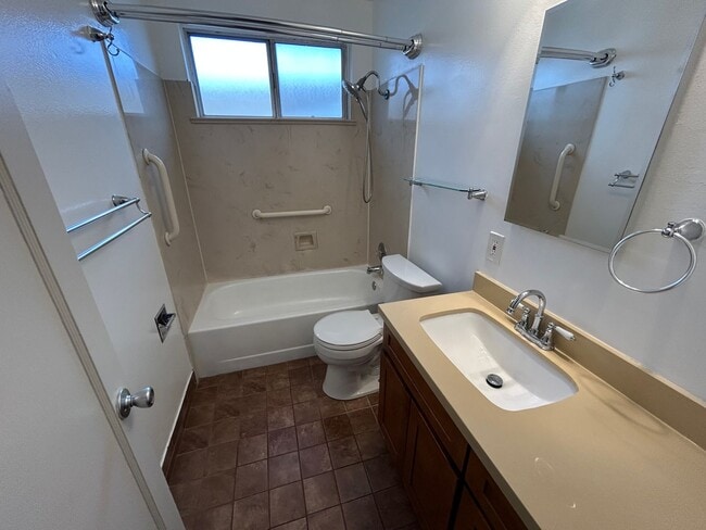 Building Photo - Spacious 3 Bed/1.5 Bath Home Located in He...