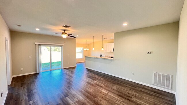 Building Photo - DISCOVER THE BEAUTIFUL 2 Bd/2Ba Duplex in Sebring!!