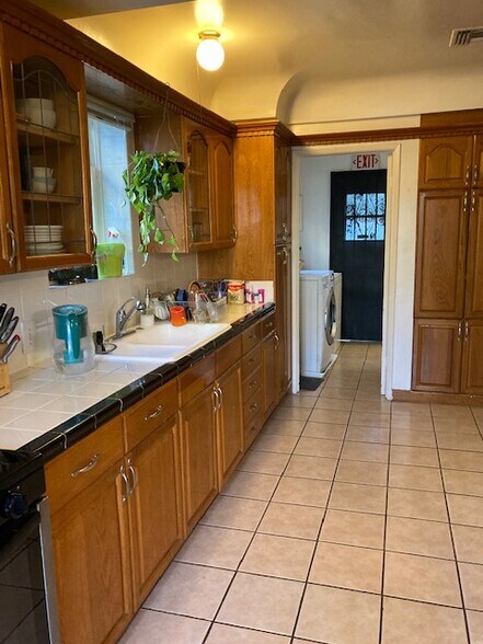 kitchen - 4026 Ingraham St