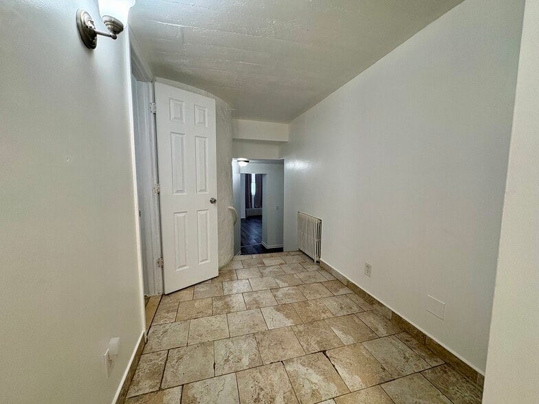 Building Photo - 2 Hollowbrook Pl