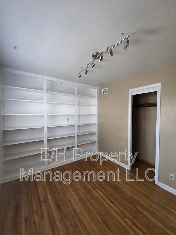 Building Photo - 902 N Colorado St