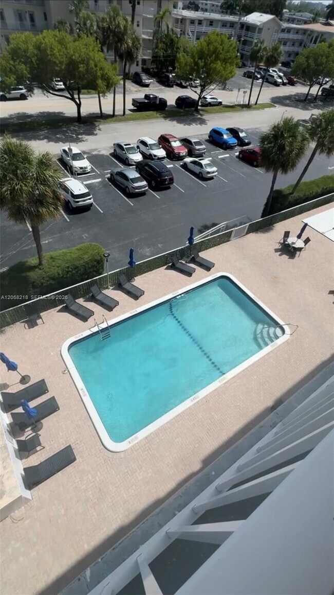 Building Photo - 2200 E Hallandale Beach Blvd
