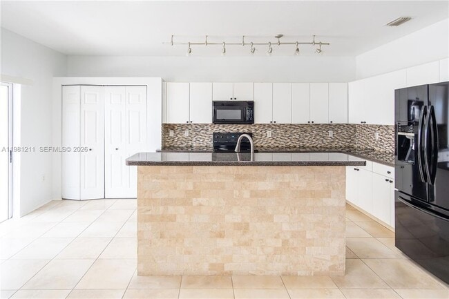 Building Photo - 2301 SE 24th Ct