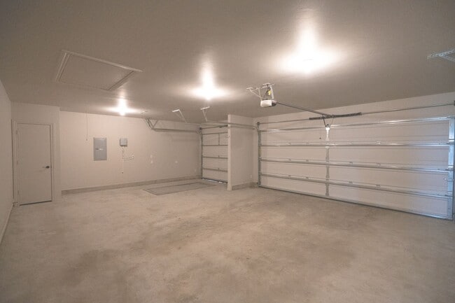 Building Photo - 1021 NE 34th Terr