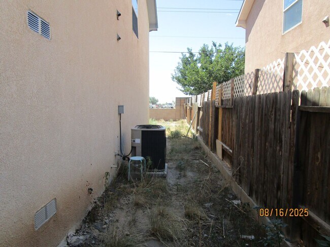 Building Photo - NW 3BR 2 1/2B 1605SF