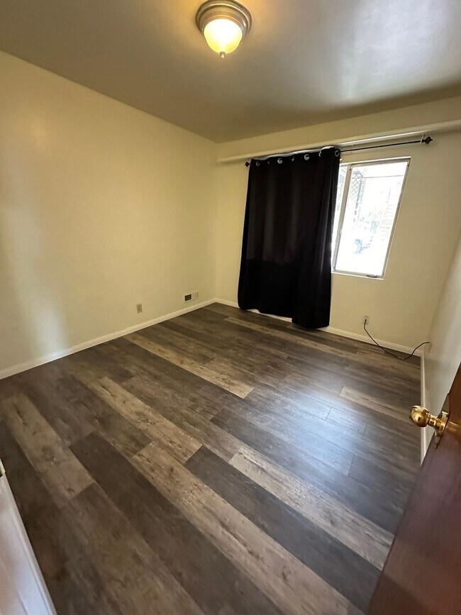 Building Photo - Three bedroom, one bath, downtown Bishop