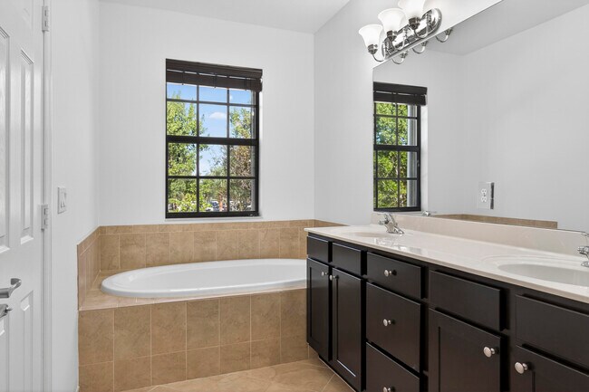 Building Photo - 10384 Wellington Parc Dr