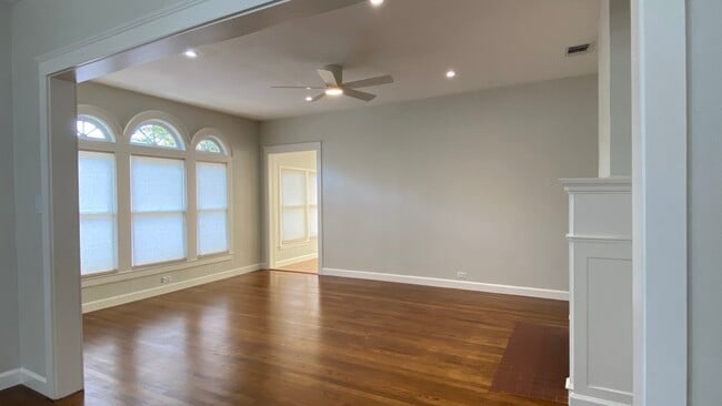 Living room - 316 E Lullwood Ave