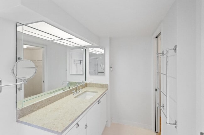 Building Photo - 123 Lakeshore Dr