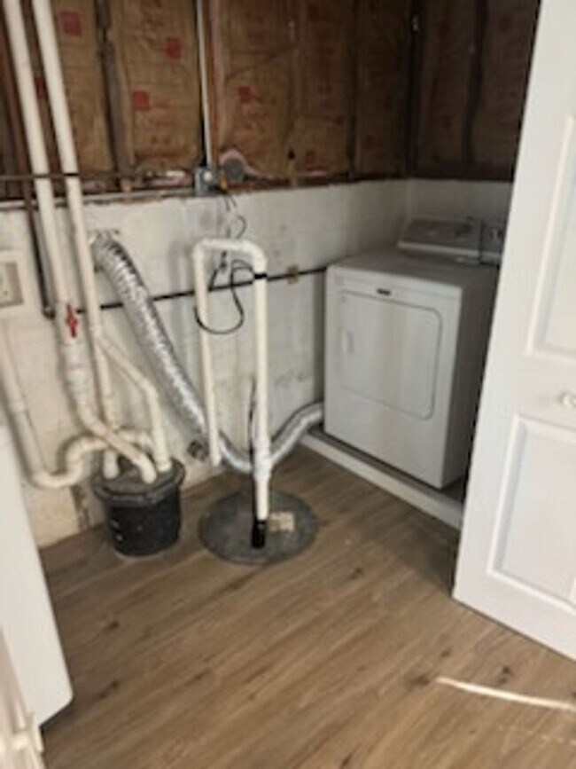 Building Photo - Lovely 3 Bedroom Tri-Level Home with Garage!