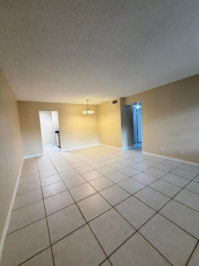 Building Photo - 9980 Twin Lakes Dr