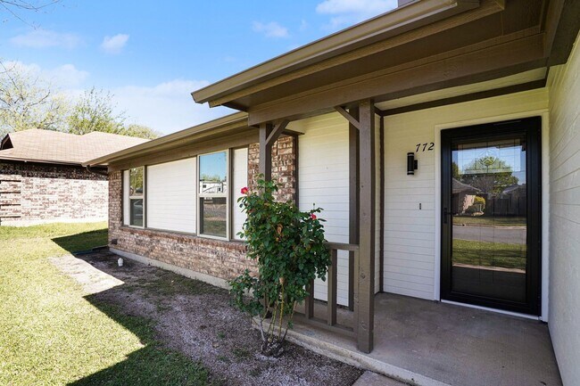 Building Photo - Move In Ready Home with Modern Updates Throughout