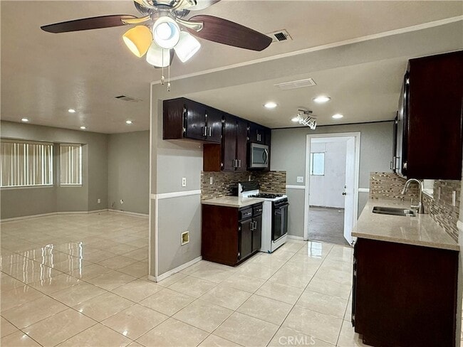 Building Photo - 18693 Albany St