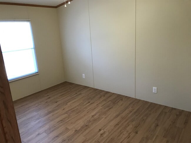 Building Photo - 121 Heien Ct