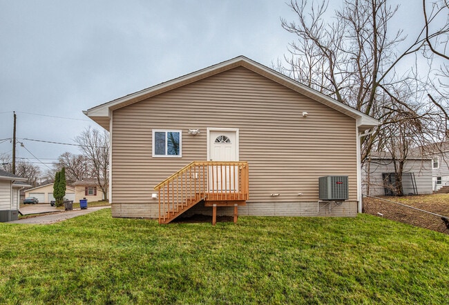Building Photo - Updated 3 Bed 2 Bath Home