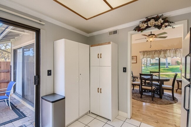 Building Photo - 2 Bedroom 1 Bath - Single Level Townhome Available mid June