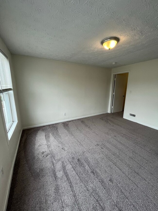 Building Photo - 565-567 E Deshler Avenue